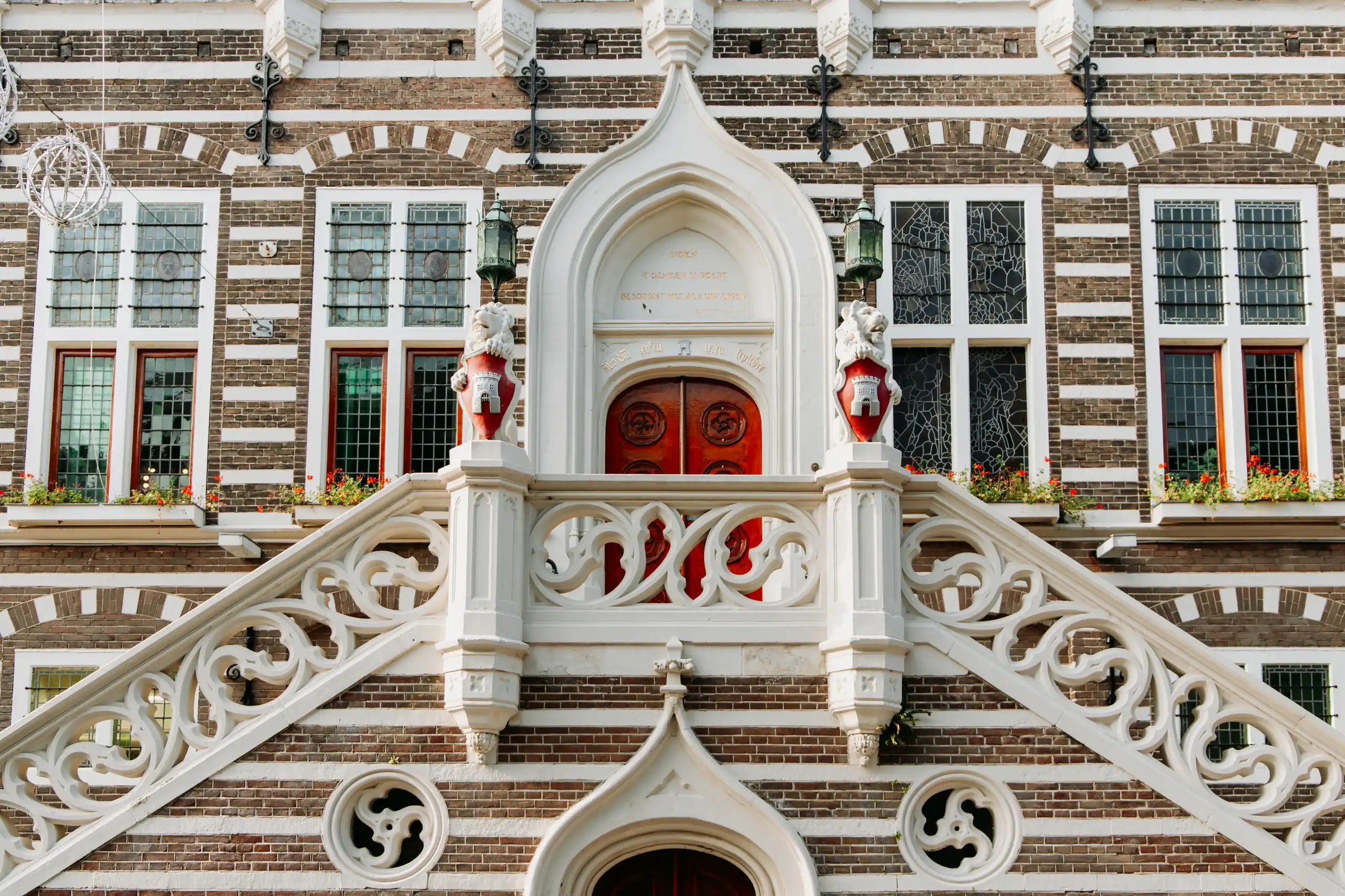 Voordeur van het stadshuis in Alkmaar